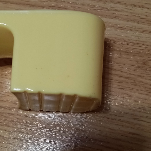 Beach brand plastic sandals. Yellow. Size 7. EUC. - Picture 4 of 7